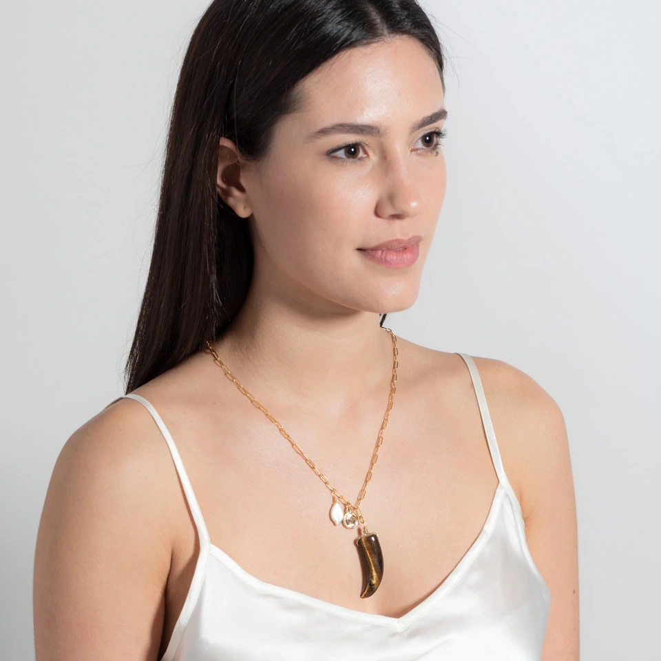 Rose Soleil - Shop online - collane donna - gioiello con occhio di tigre perla di fiume e moneta dorata - collana placcata oro con pendenti - Tulum