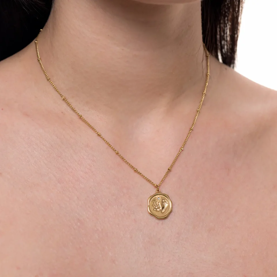 Rose Soleil - Shop online - collane da donna - collana placcata oro - collana da donna che rappresenta la maternità - collana classica con pendente - Alissa