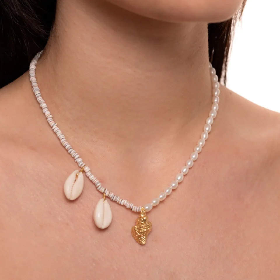 Rose Soleil - Shop online - collane da donna - collana placcata oro - collana da donna con ciondoli a conchiglia - collana da donna con perle di fiume - Fortunata
