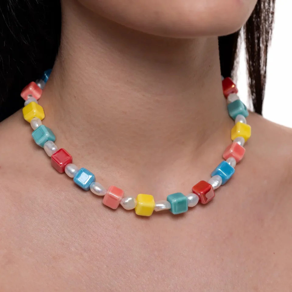 Rose Soleil - Shop online - collane da donna - collana placcata oro - collana da donna con perle di fiume -collana con cubi in ceramica multicolor - Levante