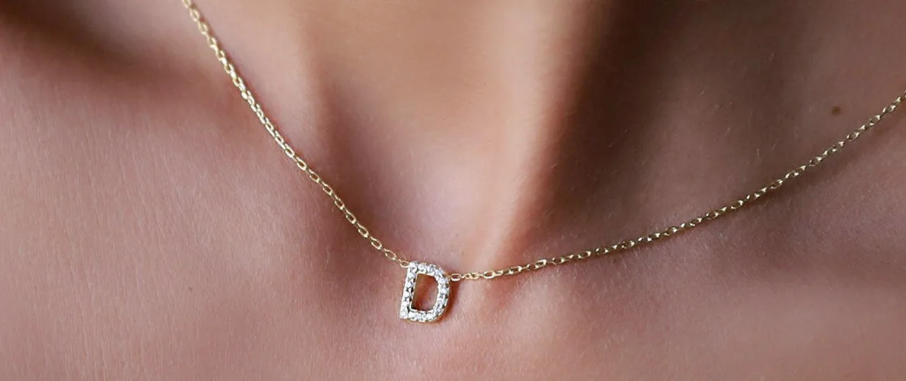 Rose Soleil - Shop online - collane da donna - collana con iniziali - collana con lettera - pendente con zirconi - chiusura regolabile - collana in argento 925 dorato - Initial